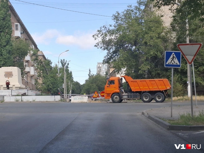Вместе с завершением плановых отключений появились работы с перекрытием дороги | Источник: читатели V1.RU