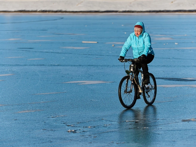 Другие катались по льду на велосипедах | Источник: Александр Ощепков / NGS.RU
