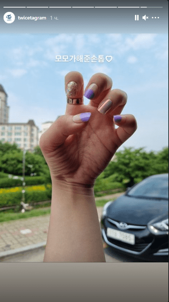 Наклейки для ногтей: переливающиеся маникюры Момо и Чонён из TWICE