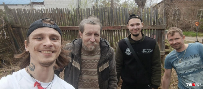 На фото — Николай с командой добровольцев, которые строят ему новое жилье | Источник: Антон Королев 