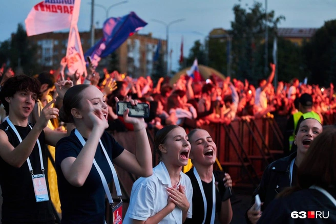 Все вокруг пели и танцевали с улыбками от уха до уха&nbsp;— отмечая День флага в пятницу, 22 августа | Источник: Роман Данилкин / 63.RU