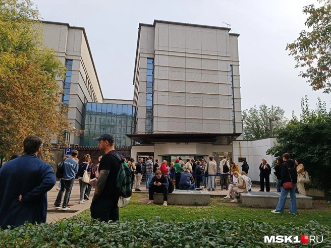 Перед посольством Японии выстроилась огромная очередь | Источник: Анастасия Харитонова / MSK1.RU