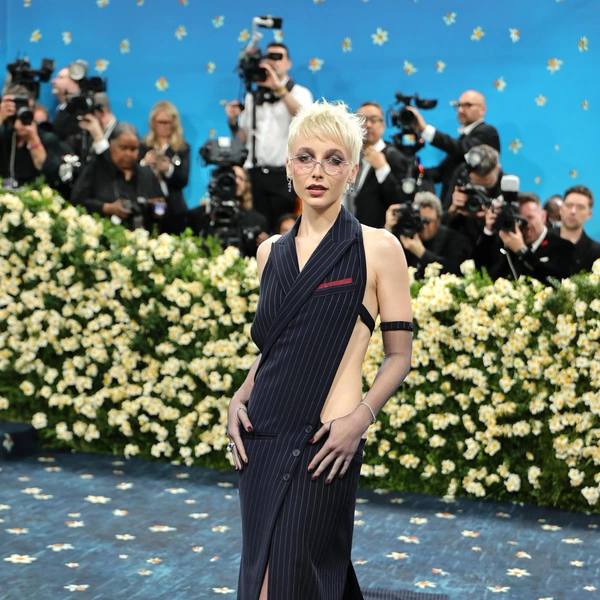 Эмма Чемберлен в Courrèges | Источник: Getty Images