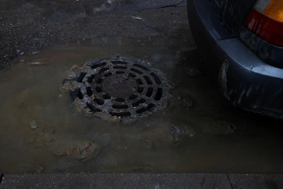 «Вонь стоит по всей улице!»: в Воронеже ремонтируют канализационный коллектор