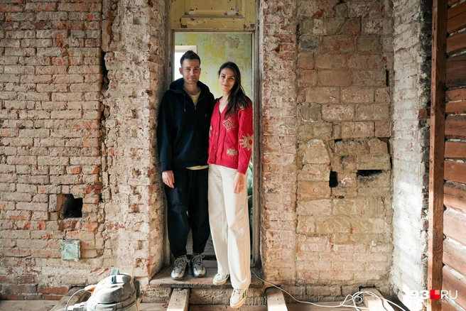 На фото как раз видно новую и старую кирпичные кладки. Слева была печь, а справа ребята нашли сажу | Источник: Дарья Паращенко / 93.RU