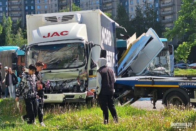 На севере Петербурга лазурный автобус врезался в припаркованную фуру | Источник: читательница «Фонтанки» Алиса