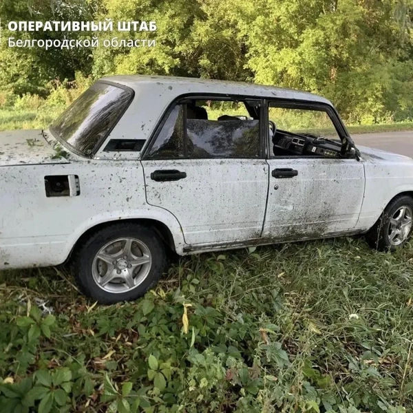 По этой машине украинский дрон ударил в селе Сурково&nbsp;— ранены супруги | Источник: Оперштаб Белгородской области / max.ru