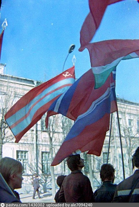 Эта фотография сделана на демонстрации на улице Ленина в 1985 году. На снимке, по словам автора, студенты-оформители Рязанского художественного училища имени Вагнера | Источник: Алексей Марков / pastvu.com
