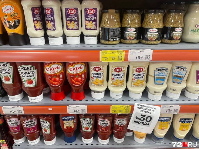 А вот такие соусы имеются в продаже. Здесь мы видим продукцию компании Heinz | Источник: читатель 72.RU