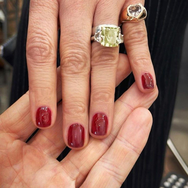 Бордовые ногти: Дженнифер Лопес показала самый модный цвет маникюра на осень 2023