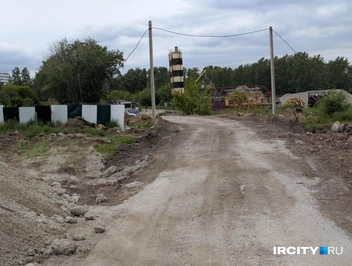 До недавнего времени здесь вообще была только узкая тропинка, но недавно кто-то ее чуть отсыпал | Источник: Алина Ринчино / «ИрСити»
