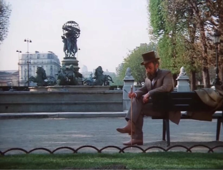 Кадр из фильма. Жюль Верн сидит возле фонтана Обсерватории в саду Великих путешественников Марко Поло и Кавелье де Ла Саля | Источник: YouTube