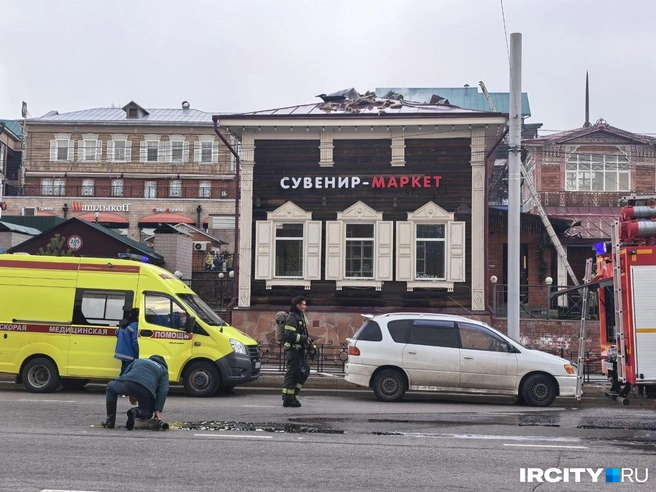 Тушением занимаются не менее 10 человек | Источник: Алёна Кашпарова / «ИрСити»