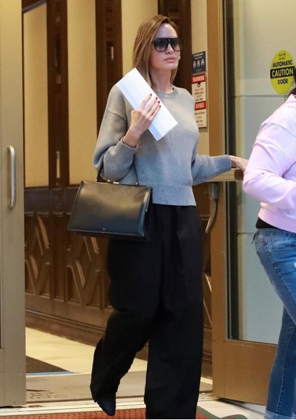 Серый свитер и черные брюки: Анжелина Джоли показывает, в чем ходить в офис зимой