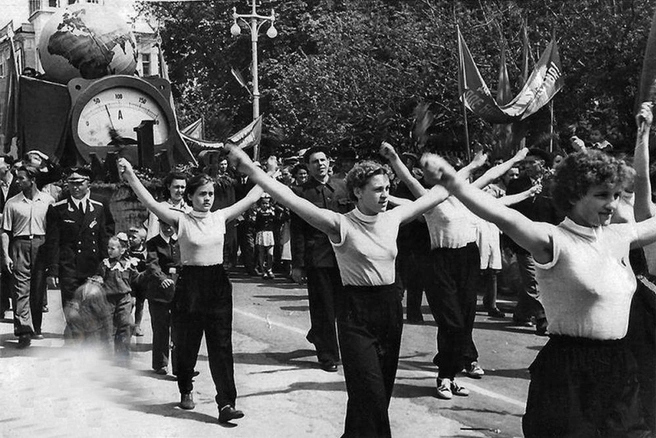 Краснодар, завод ЗИП на первомайской демонстрации на улице Красной, 1958 год  | Источник: Госархив Краснодарского края