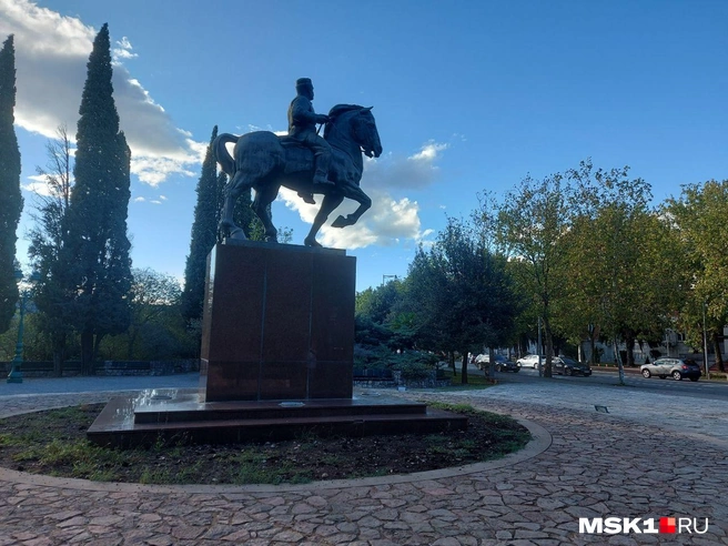 Парки в Подгорице похожи на московские&nbsp;— тенистые аллеи и памятники в центре | Источник: Анна Голубницкая / MSK1.RU