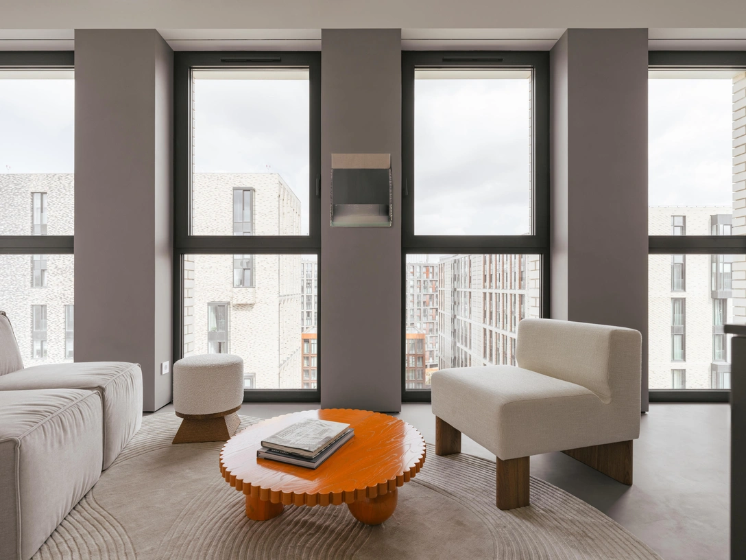 Краска и микроцемент, Cap Arreghini. Журнальный стол изготовлен на заказ. Кресло, Modenature. Ковер, Kultura Kovrov. Картина Никиты Орлова, Art&Brut gallery. | Источник: Инна Каблукова. Стиль: Yes We May