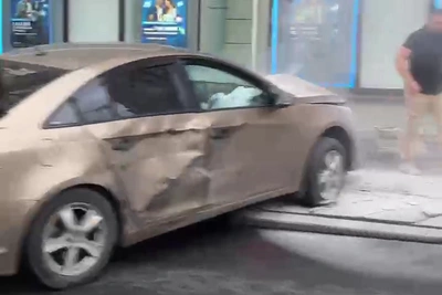 На Петроградской машина выехала на тротуар и загорелась