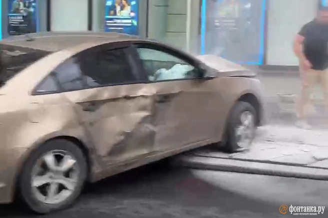 На Петроградской автомобиль выехал на тротуар и загорелся. Огнетушителя не хватило | Источник: читательница «Фонтанки»