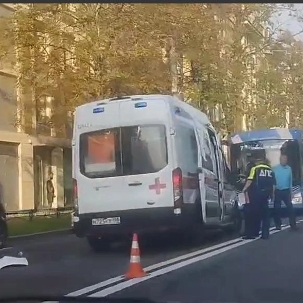«Ещё там кровь и полиция». Такси перевернулось на Петровском | Источник: читатель «Фонтанки»