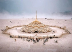 Буря в пустыне: знаменитый фестиваль Burning Man затопило