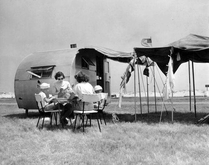 Американская семья обедает у трейлера в Montauk park, 1958. | Источник: Getty Images