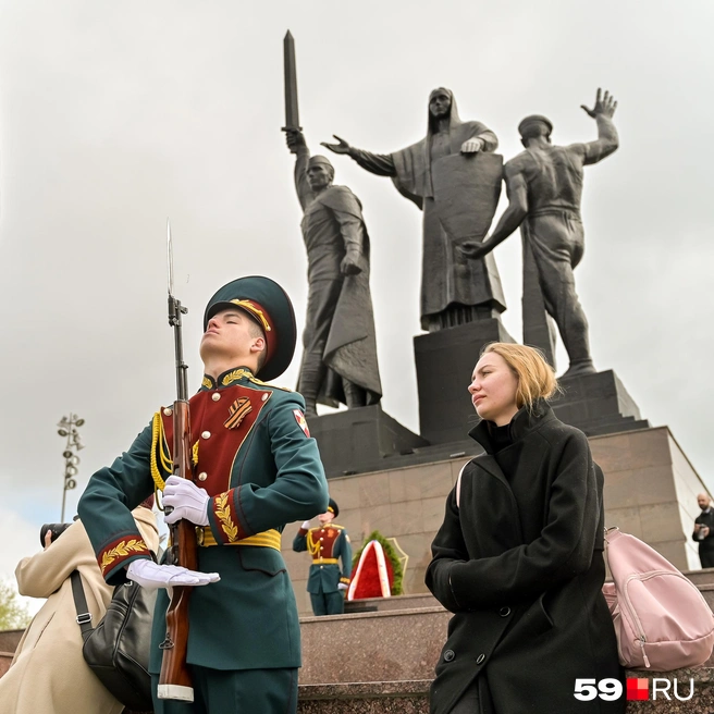 Молодой человек никак не показывает, что ему холодно (а это наверняка так: посмотрите, как прячет руки девушка) | Источник: Василина Любимова / 59.RU