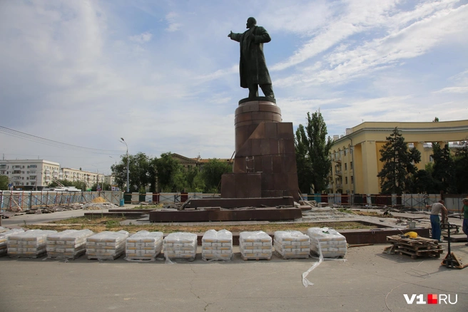 Мешки с ремонтной смесью ровными рядами лежат возле разбираемой клумбы | Источник: Константин Завриков / V1.RU