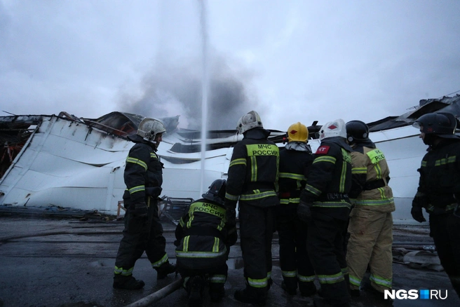 Быстрому распространению способствовала высокая пожарная загрузка внутри здания | Источник: Андрей Бортко / NGS.RU