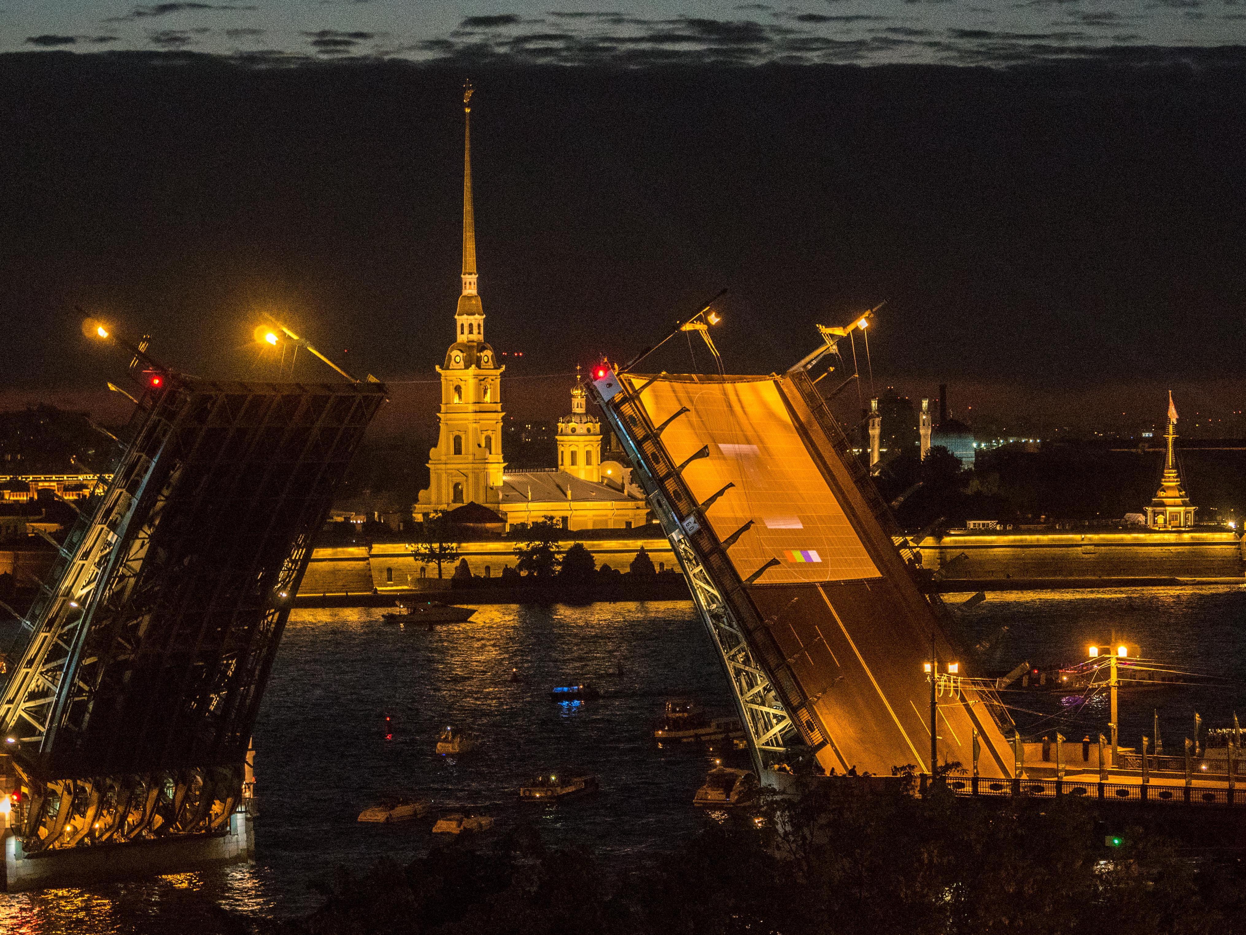 Дворцовый мост разведут вечером 20 октября