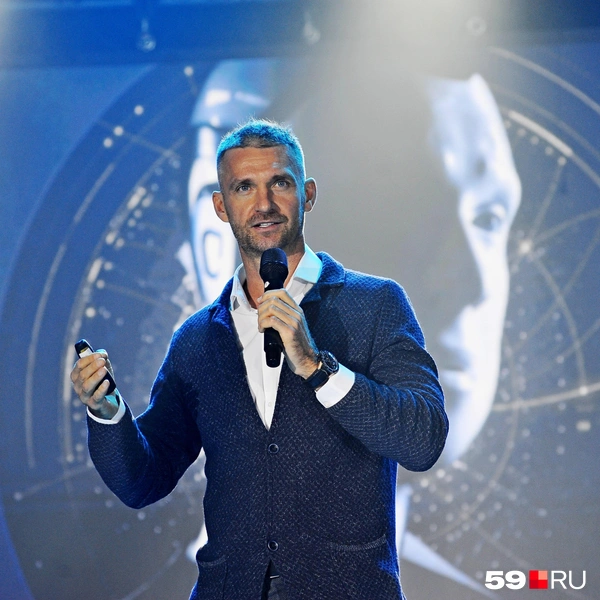 Перед концертом выступил председатель совета директоров Promobot Алексей Южаков | Источник: Ирина Тропина / 59.RU