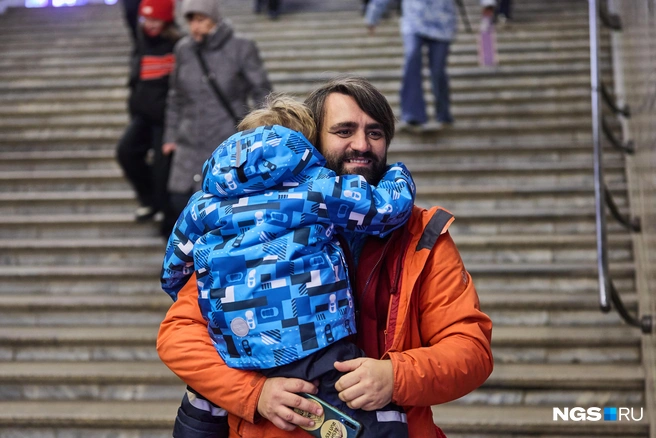 Маленькому Косте поезд очень понравился, но рассказывать об этом он застеснялся | Источник: Александр Ощепков / NGS.RU