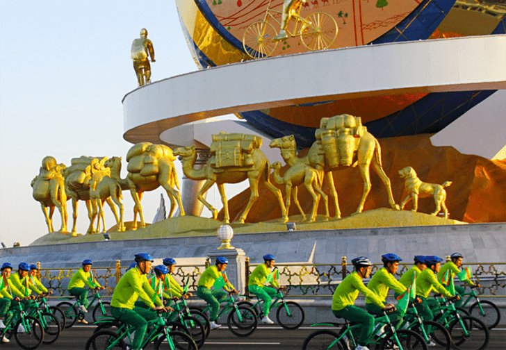 Президент Туркменистана Бердымухамедов открыл огромный памятник велосипеду, превратив всё в масштабное шоу (видео)