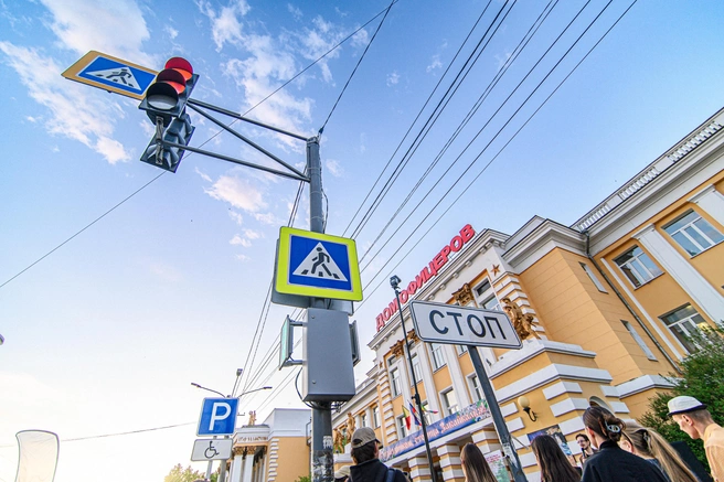 Ребенок передвигался по пешеходному переходу | Источник: Олег Фёдоров / CHITA.RU