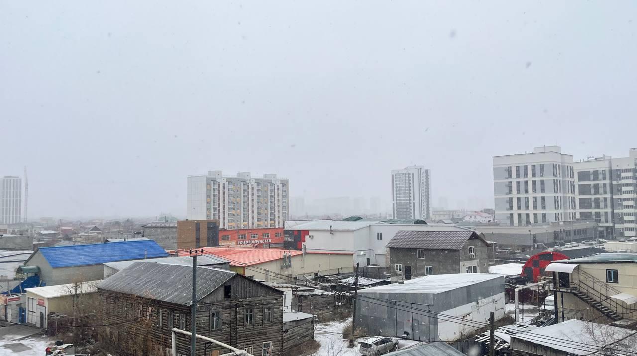 Выглянули в окно, а там зима. Якутск покрыло снегом