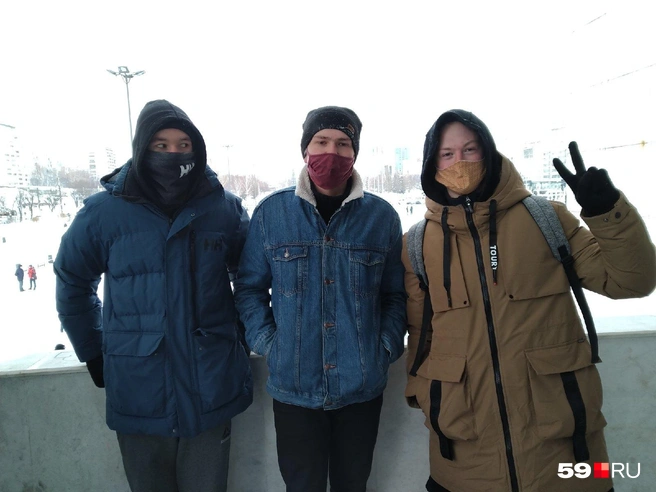 Эти трое 18-летних пермяков считают ненормальной ситуацию, когда на лечение детей нужно собирать деньги при помощи смс | Источник: Мария Плотникова
