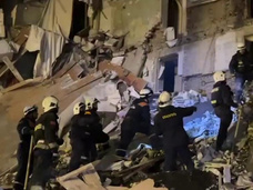 Выбегали в шортах из квартир, держась за спасателей: видео падения дома в Астрахани, где погибла бабушка
