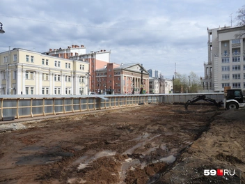 В конце апреля стройплощадку огородили и убрали верхний слой грунта вместе с газоном | Источник: Кирилл Хафизов / 59.RU