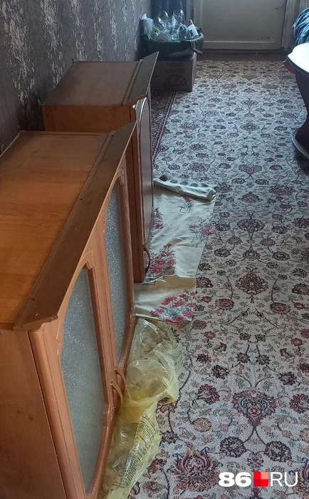 По словам хозяина квартиры, по стенам течет вода, даже вещи в шкафу становятся мокрыми | Источник: Анастасия Шевякова / 86.RU