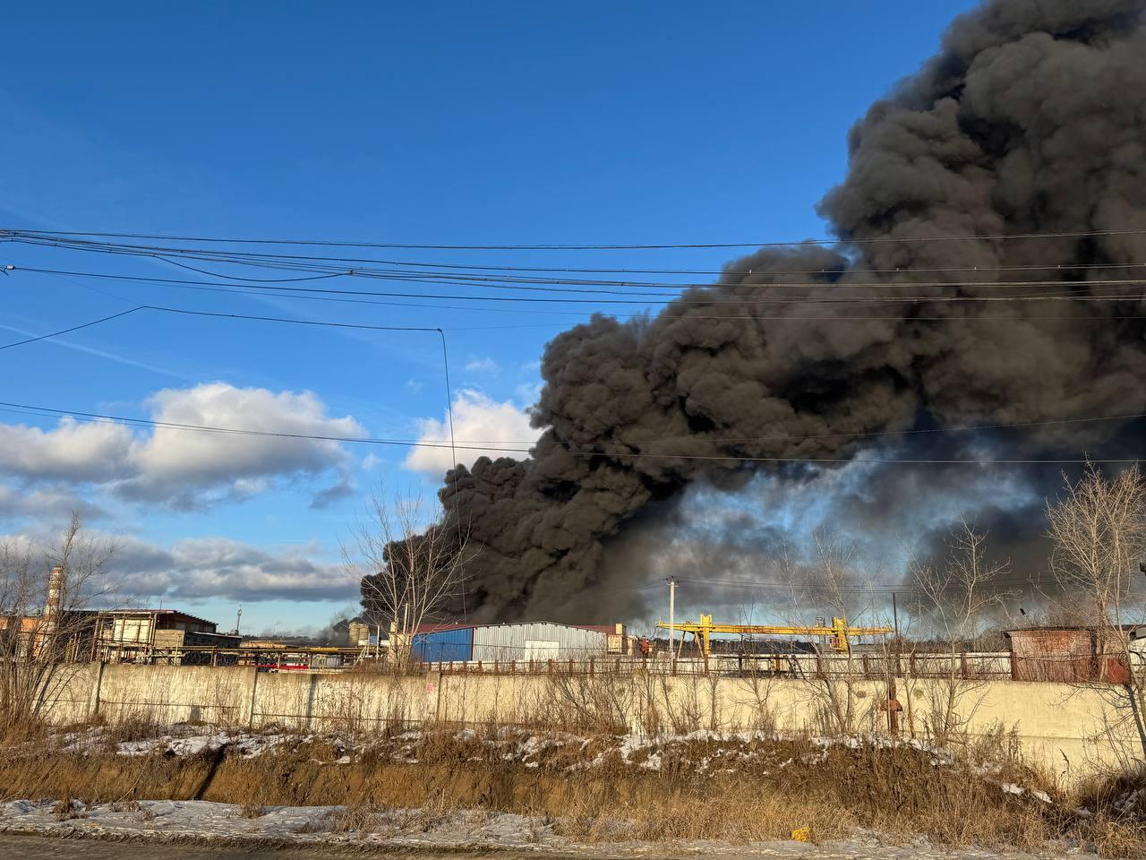 В Екатеринбурге произошел мощный пожар в промзоне рядом с Кольцово: как это было