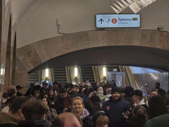 Люди выходили из метро по туннелям, станции закрыли на 3 часа: что известно о ЧП на Сокольнической линии | Источник: читатель MSK1.RU