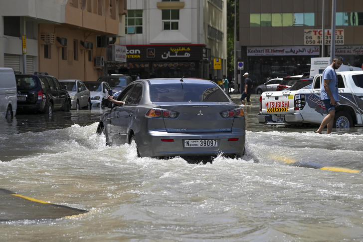 Самолеты плывут, люди спят в магазинах: что творится в Дубае из-за наводнения