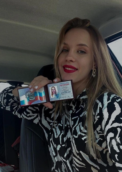 Девушка носит звание мастера спорта | Источник: azaalinka / Instagram.com (деятельность запрещена в РФ)