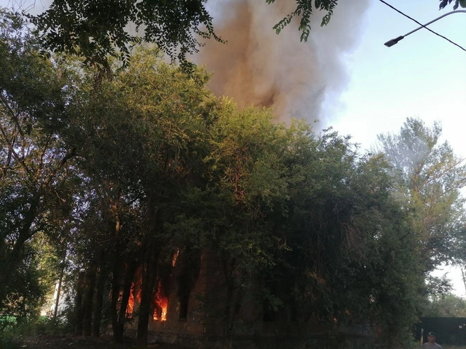 Столб дыма из Красноармейского района видно почти со всего города | Источник: читатели V1.RU