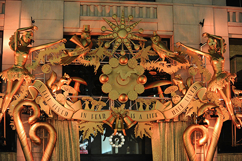 Витрины Barneys от База Лурмана | Источник: Getty Images