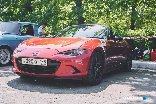 В одном месте собрались сразу несколько поколений японских спортивных авто. На этом фото&nbsp;— свеженький родстер Mazda MX-5 | Источник: Даниил Конин / «ИрСити»