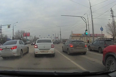 В Волгограде зафиксировали опасный объезд через двойную сплошную