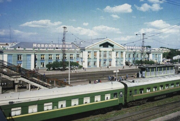 Представим, что мы попали в южную столицу Кузбасса на поезде. Перед нами открывается вокзал (слева — в версии 90-х годов, справа — 2025-го) | Источник: pastvu.com
