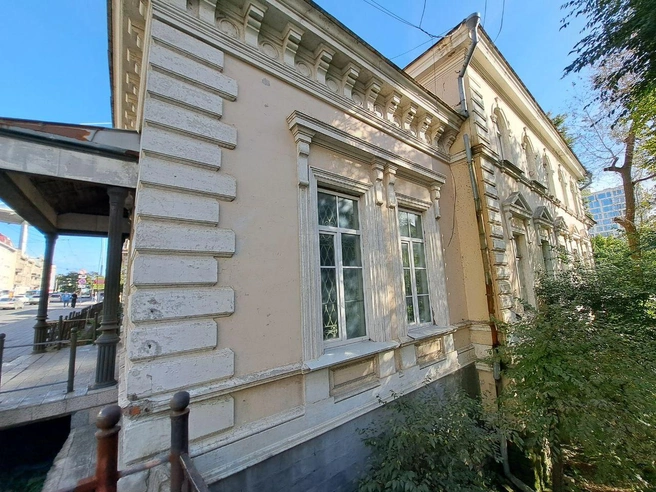 Современность выдают лишь пластиковые окна | Источник: Алиса Князева
