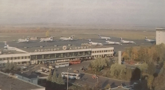 А это аэропорт в 1995 году, второй дом для челноков | Источник: «История Уфы и Башкортостана | Старые фотографии» / Vk.com